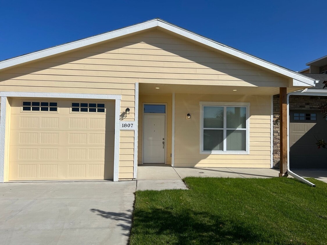 Photo - 1725 Hillcrest Drive