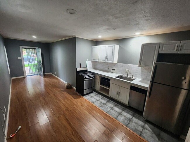 Building Photo - 2808 Truxillo St