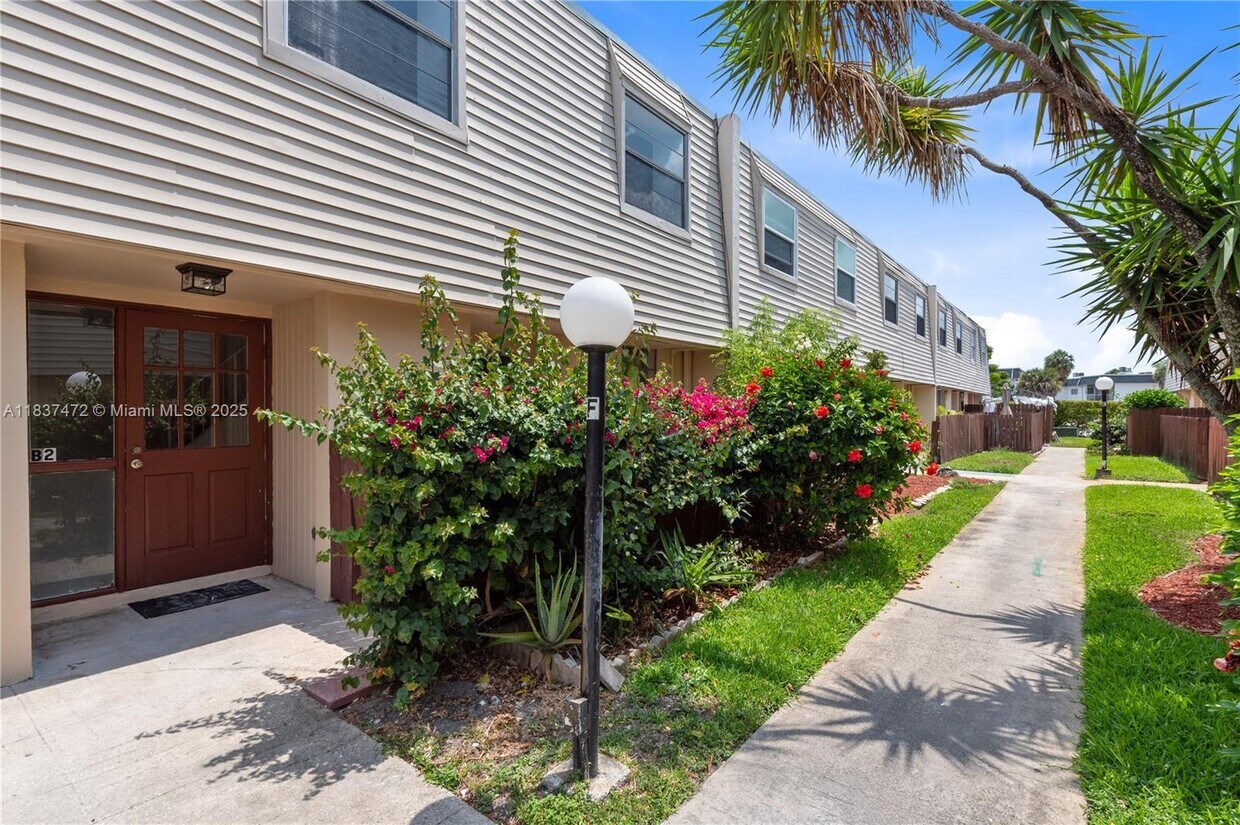 Foto principal - 6603 Winfield Blvd