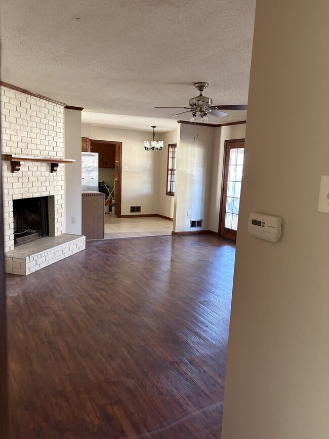 Foto del edificio - 5024 Clear Creek Dr