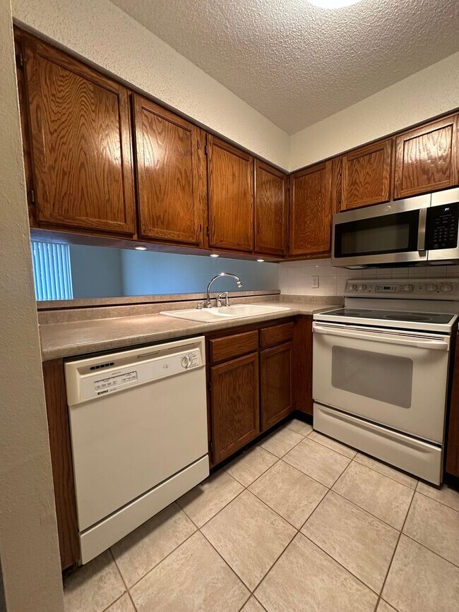 Building Photo - Walking distance to the beach!