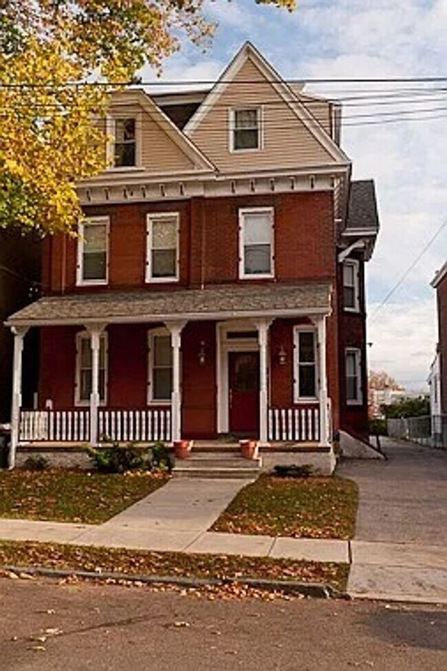 Building Photo - 204 Sumac St