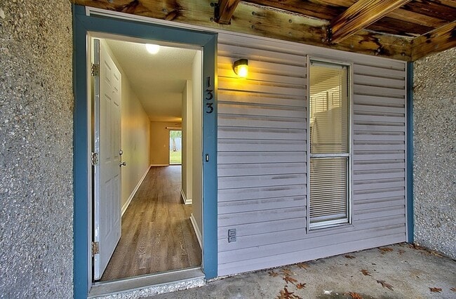 Building Photo - 910 Brett Dr