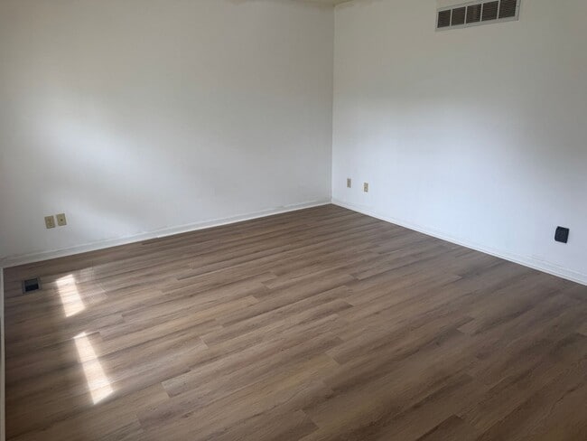 Building Photo - 508/510 N. Cherry St. Cameron, MO 64429