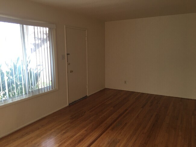 Living Room - 611 E San Jose Ave