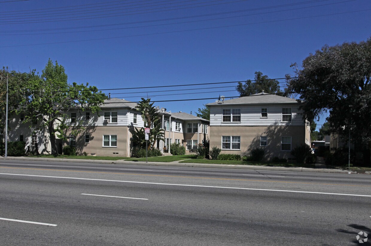 Foto del edificio - 15509 Victory Blvd