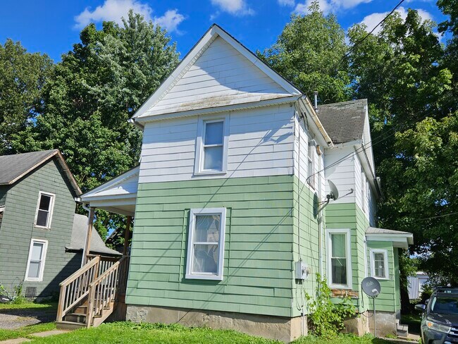 Calle - 206 Rathbun St