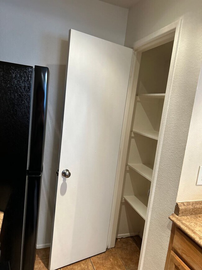 Building Photo - Eastside 2 Bedroom Unit! Community Pool!