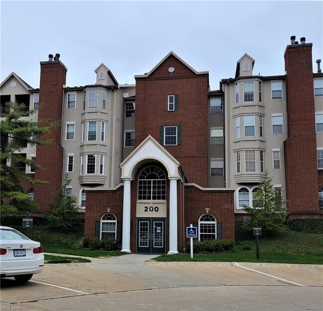 Foto del edificio - 200 Fox Hollow Dr