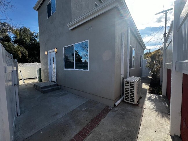 Building Photo - 7435 Encino Ave