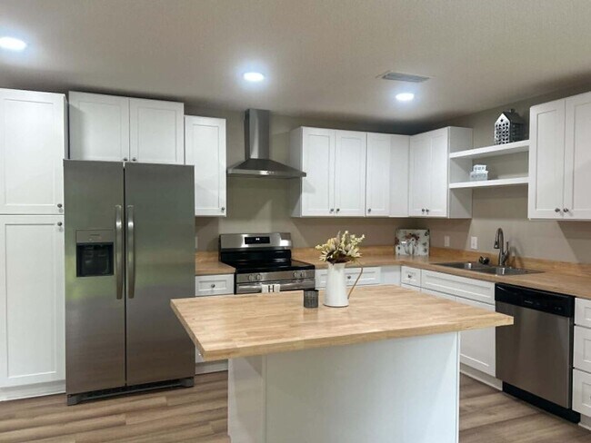 Building Photo - 1804 Azure Dr