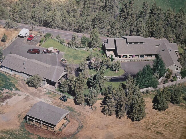 Building Photo - Stunning Views, Executive Home in Equestrian Meadows Redmond