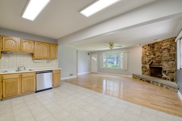 Building Photo - 588 Maple Dr