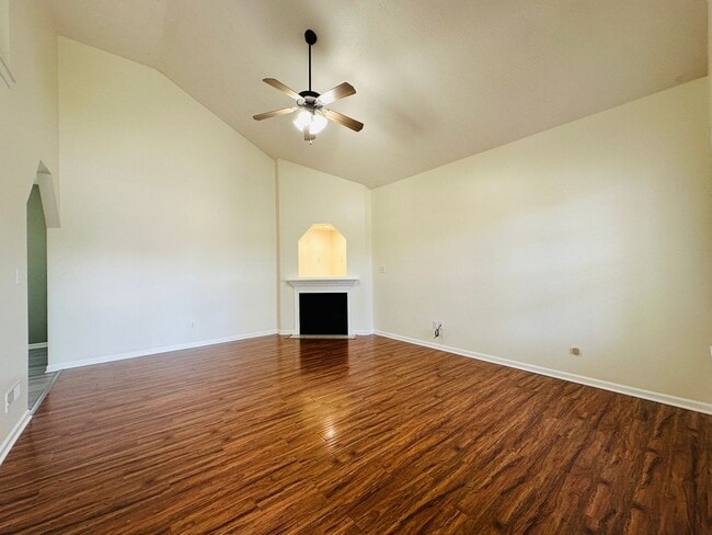 Building Photo - 1437 Day Lily Dr