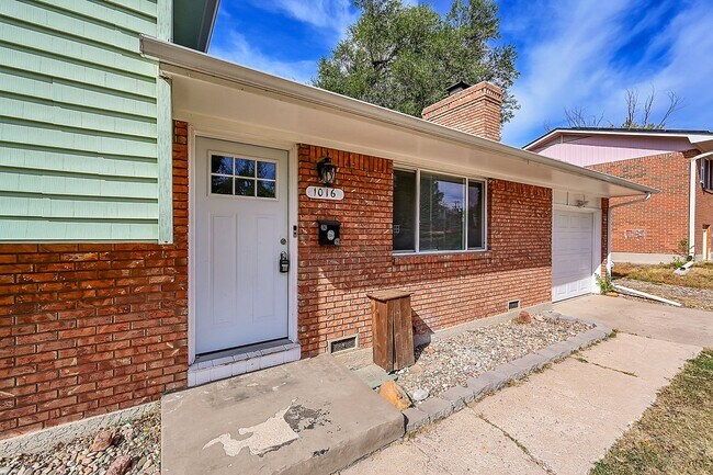 Building Photo - Charming Home Just East of Downtown!