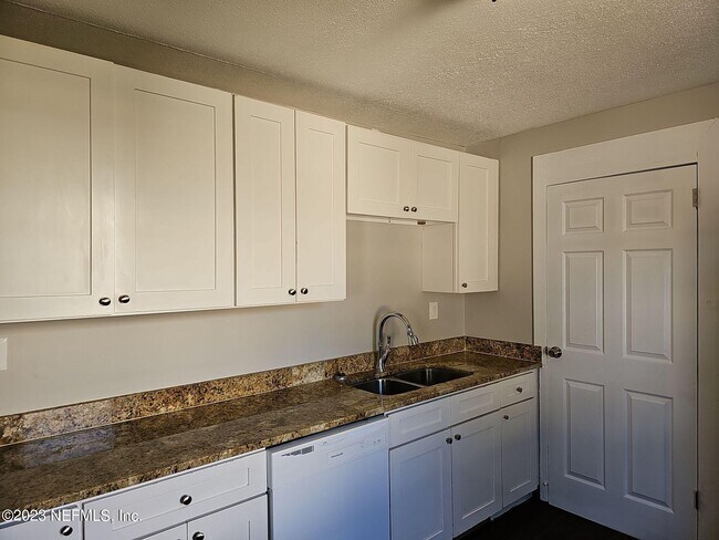 Foto del edificio - 1736 W 17th St