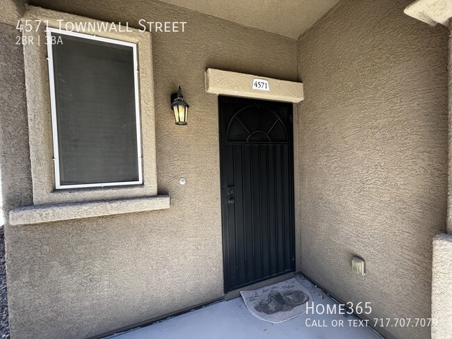 Building Photo - Townhome with a garage!