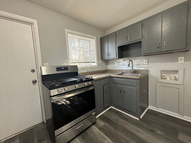 Beautiful 2 Bedroom Unit Available in East... - Beautiful 2 Bedroom Unit Available in East... Apartment