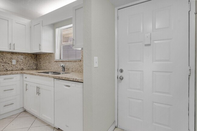 Foto del edificio - 21911 Lake Forest Cir