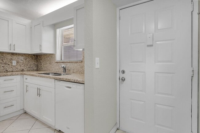 Building Photo - 21911 Lake Forest Cir