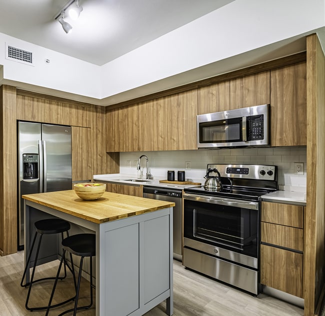 Building Photo - Resia Golden Glades
