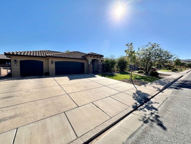 Building Photo - Home in Tonaquint Valley