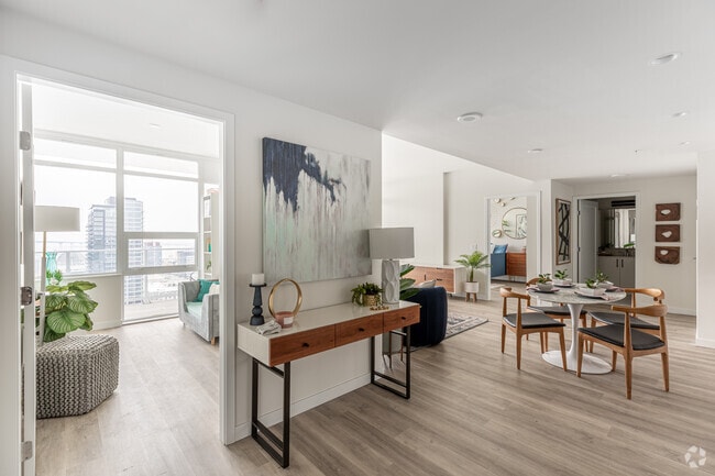 3HAB, 2BA - 1.007SF - Broadway Towers