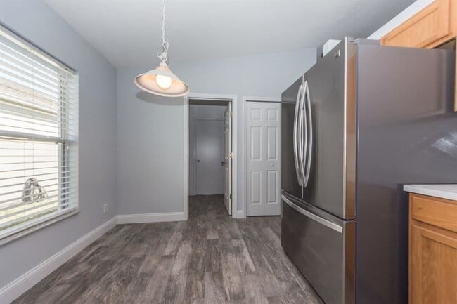 Building Photo - 868 Greenleaf Cir