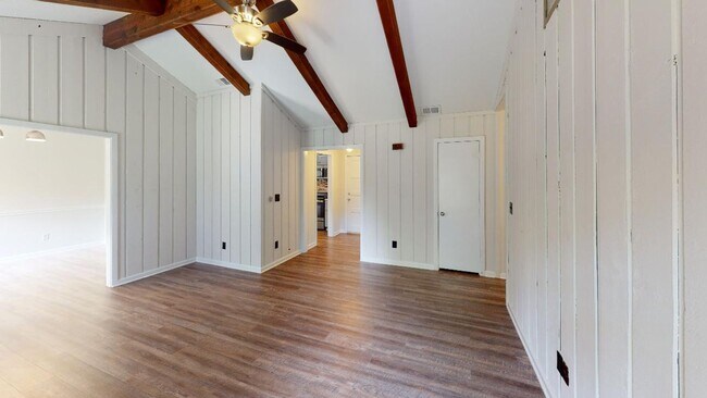 Foto del edificio - Updated 3 bed 2 bath in the tree lined Bir...