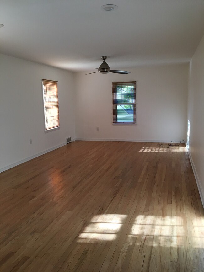 Building Photo - 907 Pleasant Dr