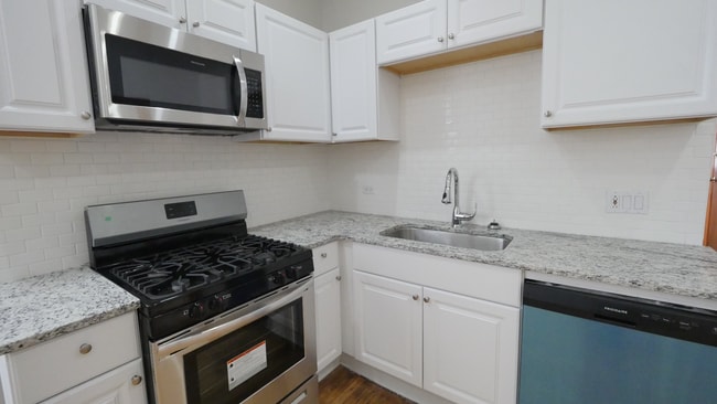 Building Photo - 1422 N Maplewood Ave