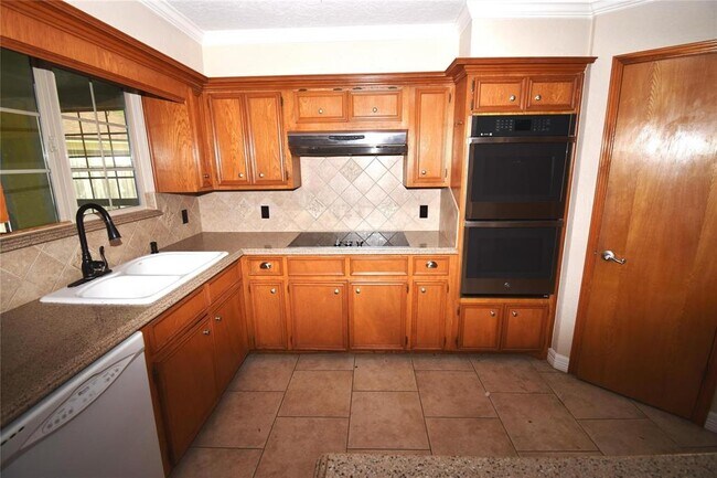 Building Photo - 314 Raintree Ln