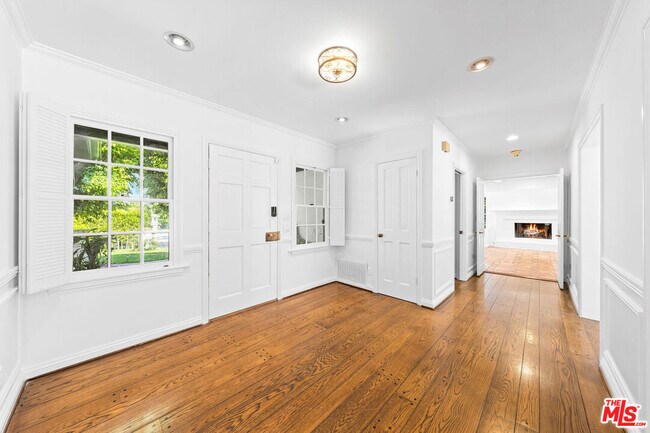 Building Photo - 221 N Saltair Ave