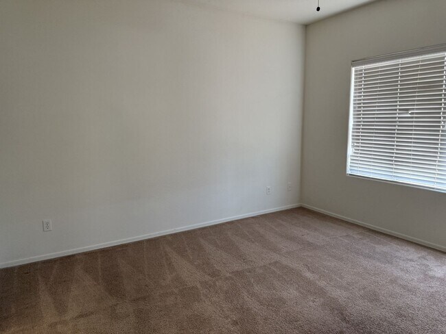 Foto del edificio - 3 bedroom on oversized lot at Indian Schoo...