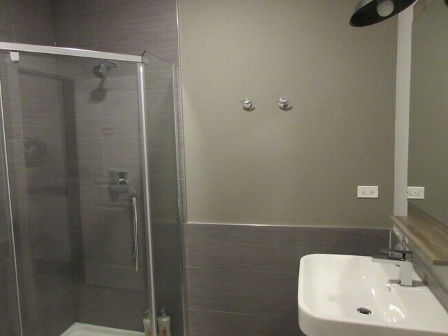 Foto del edificio - 245 W North Ave