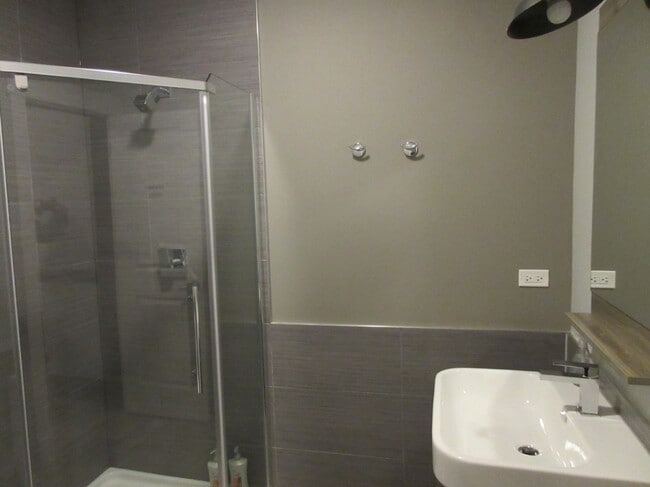 Building Photo - 245 W North Ave