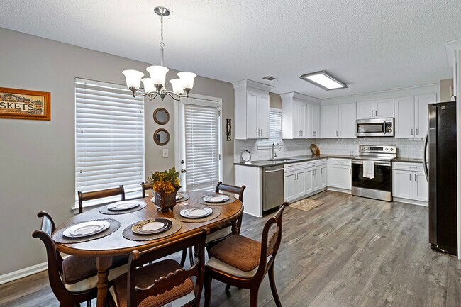 Foto del edificio - 6110 Great Oaks Dr