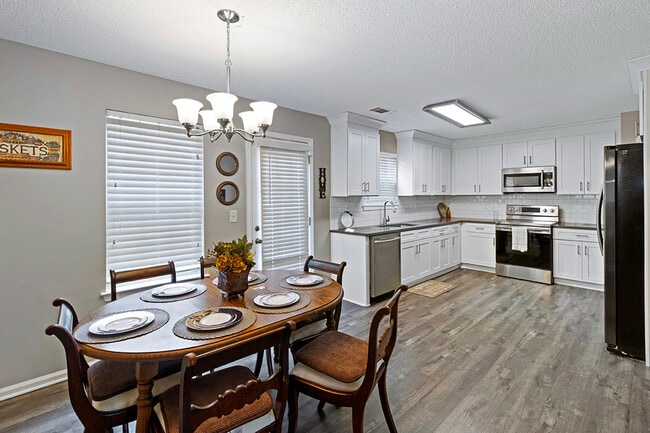 Building Photo - 6900 Great Oaks Dr