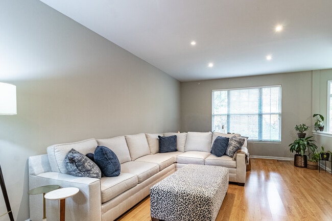 Foto del edificio - 431 Pine Lake Cir