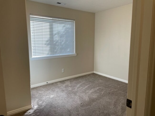 Building Photo - Beautiful 3-Bedroom Condo in Pleasant Grove