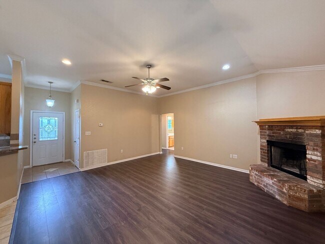 Building Photo - $500 OFF OF 1ST FULL MONTH OF RENT- AVAILABLE NOW!