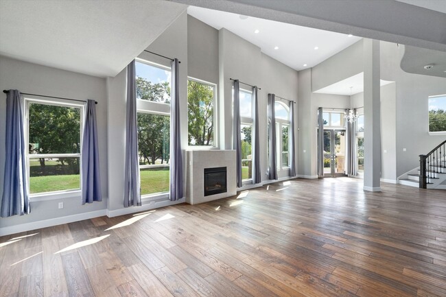 Building Photo - Modern Luxury Meets Austin Charm: 4 BR, 2....