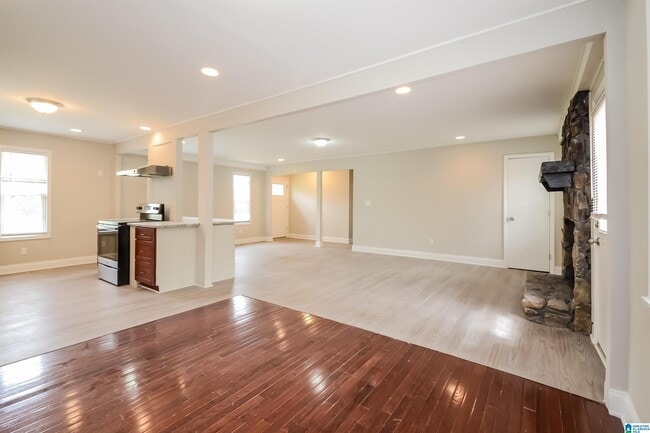 Building Photo - 721 Sleepy Hollow Dr