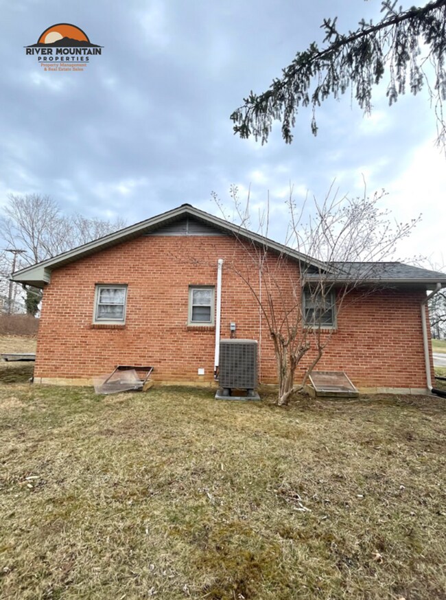 Foto del edificio - 3 Bedroom Home with Carport in Blacksburg