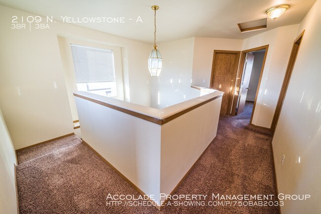 Foto del edificio - Creekside Circle Townhome For Rent
