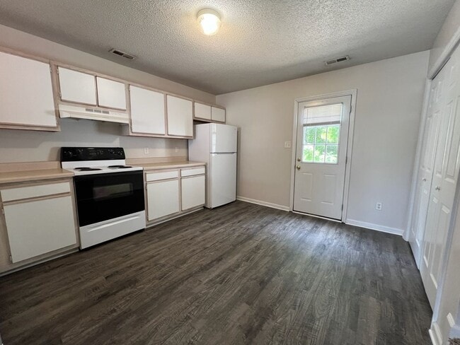 Building Photo - Conveniently Located 2 Bedroom, 2.5 Bath T...