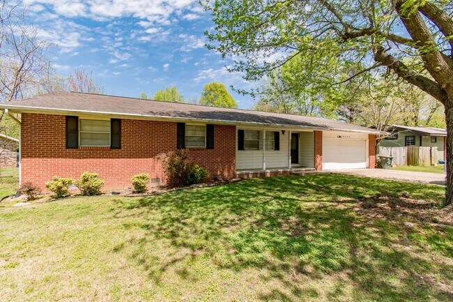 Building Photo - 3 Bedroom 2 Bath Home Walking Distance to ...