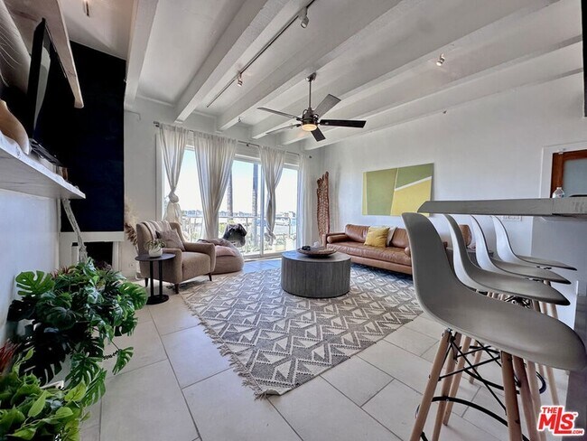Foto del edificio - 3215 Ocean Front Walk