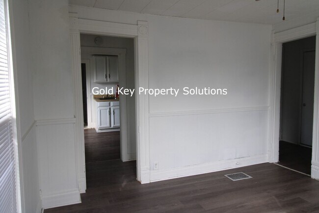 Building Photo - 1719 S Elm St