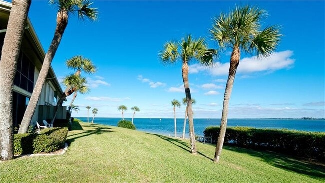 Back view - 6400 Flotilla Dr